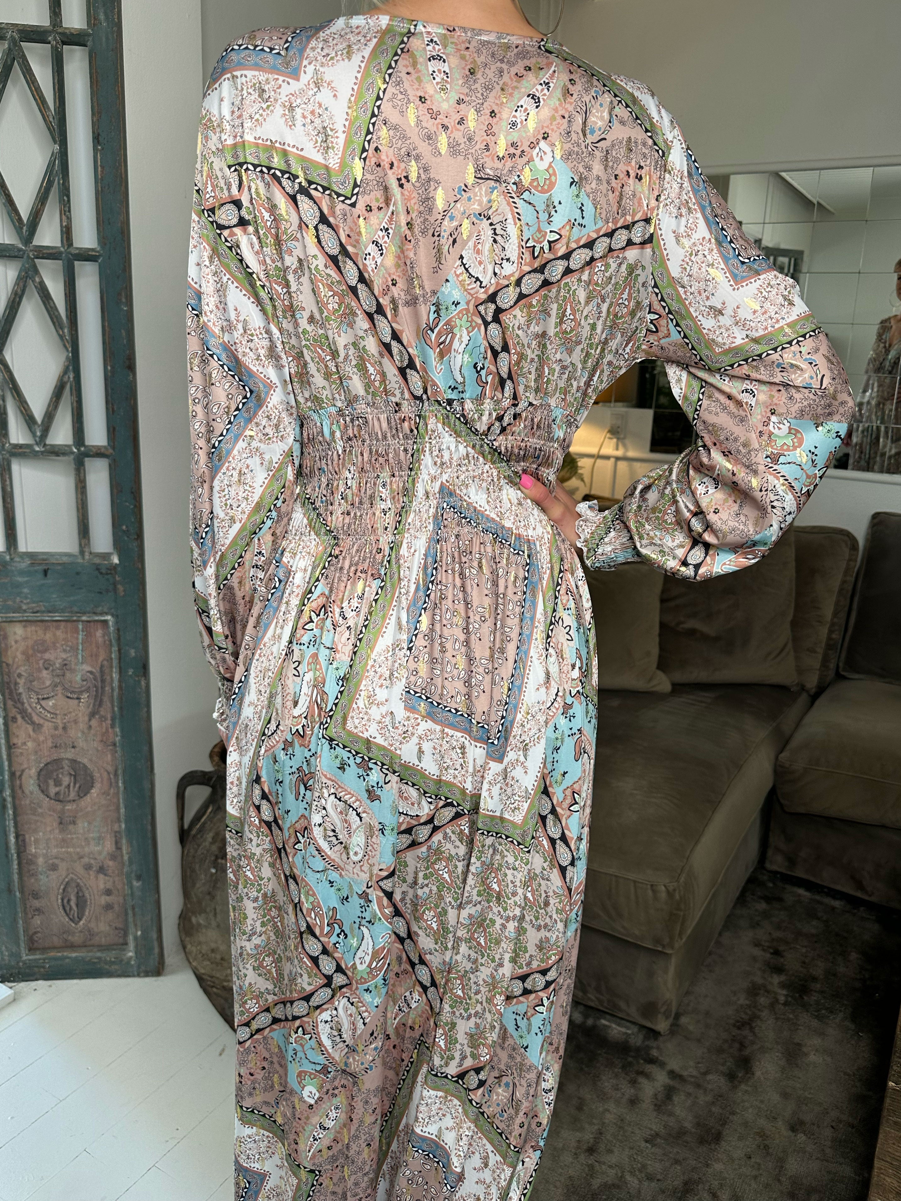 Pams Paisley L/S - Lang elastisk kjole i krølfrit stof med lange ærmer